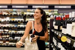 Turista comprando vino